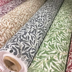 Jakobsdals Arts & Crafts Tyger|Gardintyger Mönstrade|Ramas mörkgrå tyg med kvistar och blad