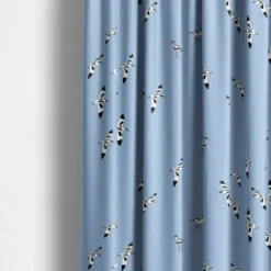 Arvidssons textil Gardintyger Mönstrade|Arvidssons Textil|Skärfläcka ljusblå tyg – Naturligt och harmoniskt fågelmotiv