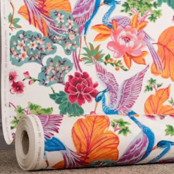 Nordisk Textil Gardintyger Mönstrade|Whispers tyg – Färgstarkt tyg med tranor & blommor