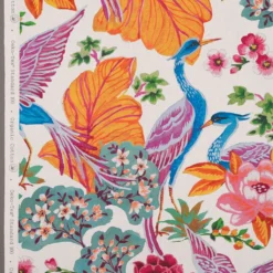 Nordisk Textil Gardintyger Mönstrade|Whispers tyg – Färgstarkt tyg med tranor & blommor